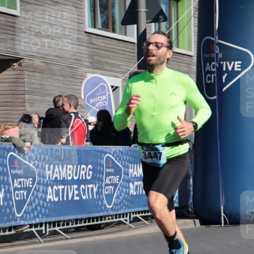 06.04.2025 - 44. Internationalen Wilhelmsburger Insellauf A. Gomolzig http://msf.ph/oto/7577434 06.04.2025 10:30:56 Ziel 3447, 3939, 4546 meine-sportfotos.de