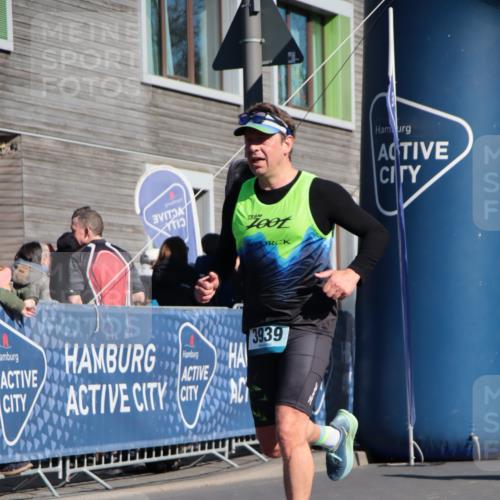 06.04.2025 - 44. Internationalen Wilhelmsburger Insellauf A. Gomolzig http://msf.ph/oto/7577466 06.04.2025 10:30:55 Ziel 3447, 3699, 3939, 4546 meine-sportfotos.de