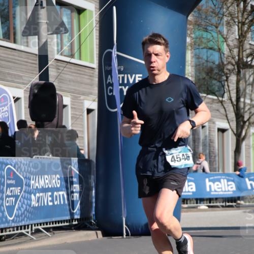 06.04.2025 - 44. Internationalen Wilhelmsburger Insellauf A. Gomolzig http://msf.ph/oto/7577495 06.04.2025 10:30:53 Ziel 3447, 3699, 3939, 4546 meine-sportfotos.de