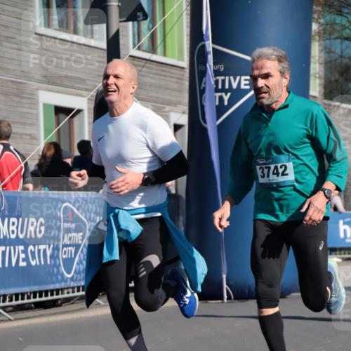 06.04.2025 - 44. Internationalen Wilhelmsburger Insellauf A. Gomolzig http://msf.ph/oto/7577626 06.04.2025 10:30:37 Ziel 3400, 3727, 3742, 4189, 4370, 4419, 4459 meine-sportfotos.de
