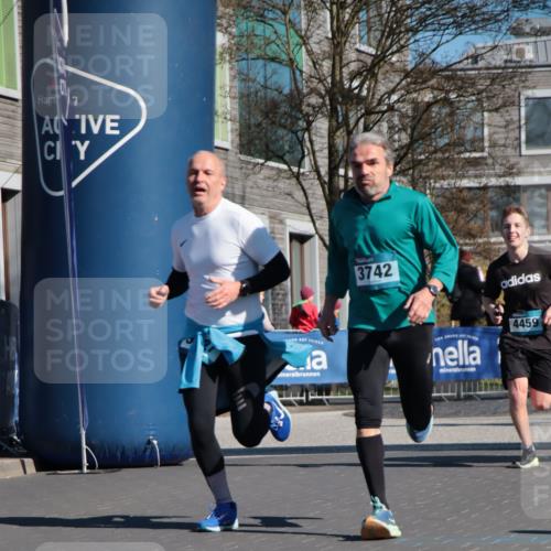 06.04.2025 - 44. Internationalen Wilhelmsburger Insellauf A. Gomolzig http://msf.ph/oto/7577648 06.04.2025 10:30:36 Ziel 3400, 3721, 3727, 3742, 4189, 4459 meine-sportfotos.de