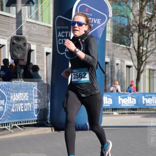 06.04.2025 - 44. Internationalen Wilhelmsburger Insellauf A. Gomolzig http://msf.ph/oto/7577797 06.04.2025 10:30:24 Ziel 3297, 3562, 4527, 4559 meine-sportfotos.de