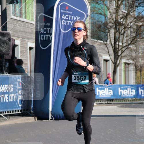 06.04.2025 - 44. Internationalen Wilhelmsburger Insellauf A. Gomolzig http://msf.ph/oto/7577801 06.04.2025 10:30:24 Ziel 3297, 3562, 4527, 4559 meine-sportfotos.de