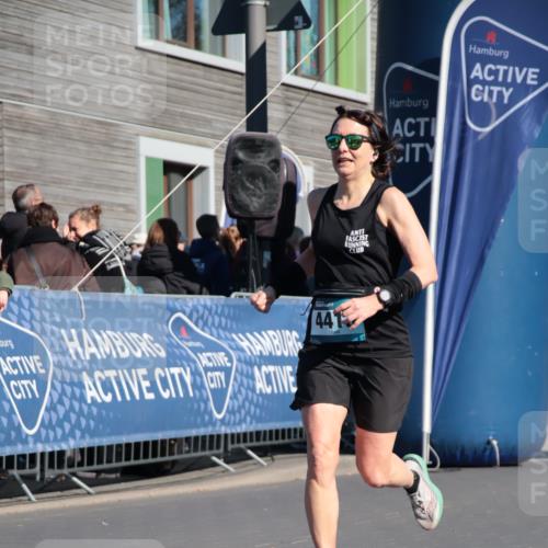 06.04.2025 - 44. Internationalen Wilhelmsburger Insellauf A. Gomolzig http://msf.ph/oto/7577861 06.04.2025 10:30:15 Ziel 4030, 4410, 4413, 5102 meine-sportfotos.de