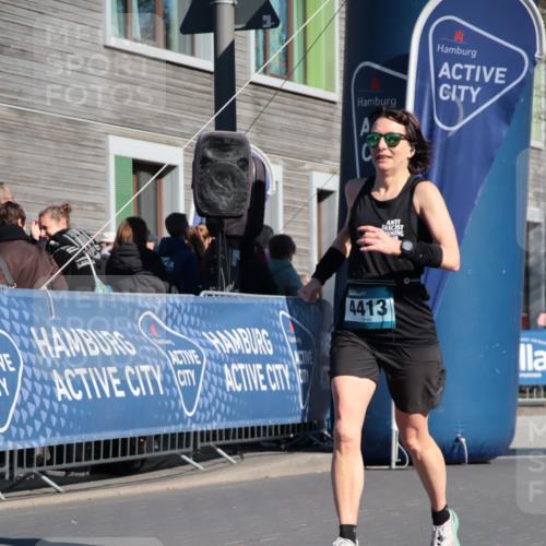 06.04.2025 - 44. Internationalen Wilhelmsburger Insellauf A. Gomolzig http://msf.ph/oto/7577865 06.04.2025 10:30:14 Ziel 4030, 4410, 4413, 5102 meine-sportfotos.de