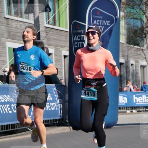 06.04.2025 - 44. Internationalen Wilhelmsburger Insellauf A. Gomolzig http://msf.ph/oto/7577907 06.04.2025 10:30:11 Ziel 4030, 4410, 4413, 5102 meine-sportfotos.de