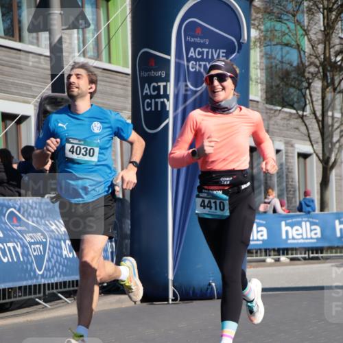 06.04.2025 - 44. Internationalen Wilhelmsburger Insellauf A. Gomolzig http://msf.ph/oto/7577911 06.04.2025 10:30:11 Ziel 4030, 4410, 4413, 5102 meine-sportfotos.de
