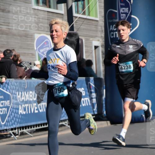 06.04.2025 - 44. Internationalen Wilhelmsburger Insellauf A. Gomolzig http://msf.ph/oto/7577952 06.04.2025 10:29:49 Ziel 3615, 3795, 4121, 4238 meine-sportfotos.de