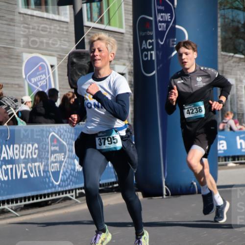 06.04.2025 - 44. Internationalen Wilhelmsburger Insellauf A. Gomolzig http://msf.ph/oto/7577957 06.04.2025 10:29:49 Ziel 3615, 3795, 4121, 4238 meine-sportfotos.de