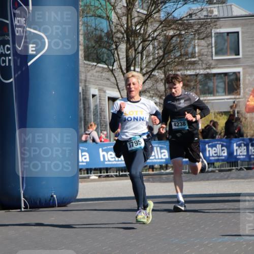06.04.2025 - 44. Internationalen Wilhelmsburger Insellauf A. Gomolzig http://msf.ph/oto/7577983 06.04.2025 10:29:48 Ziel 3615, 3795, 4121, 4238 meine-sportfotos.de