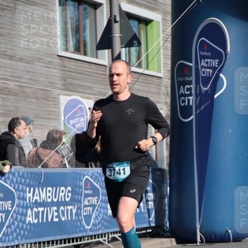 06.04.2025 - 44. Internationalen Wilhelmsburger Insellauf A. Gomolzig http://msf.ph/oto/7578129 06.04.2025 10:29:22 Ziel 3588, 3741 meine-sportfotos.de