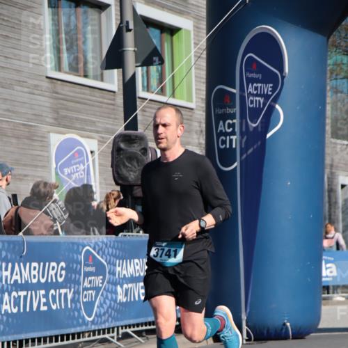 06.04.2025 - 44. Internationalen Wilhelmsburger Insellauf A. Gomolzig http://msf.ph/oto/7578133 06.04.2025 10:29:22 Ziel 3588, 3741 meine-sportfotos.de