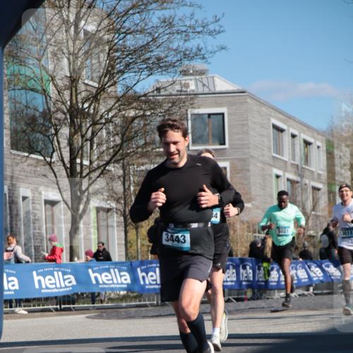 06.04.2025 - 44. Internationalen Wilhelmsburger Insellauf A. Gomolzig http://msf.ph/oto/7578183 06.04.2025 10:29:10 Ziel 3284, 3443, 3611, 5021 meine-sportfotos.de