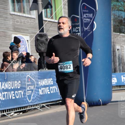 06.04.2025 - 44. Internationalen Wilhelmsburger Insellauf A. Gomolzig http://msf.ph/oto/7578231 06.04.2025 10:28:56 Ziel 4082, 4360, 4385 meine-sportfotos.de