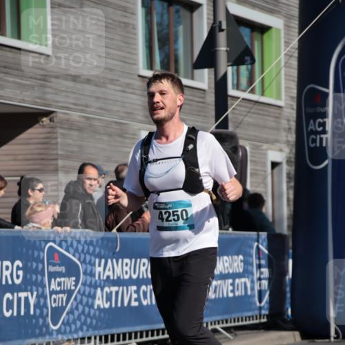 06.04.2025 - 44. Internationalen Wilhelmsburger Insellauf A. Gomolzig http://msf.ph/oto/7578359 06.04.2025 10:28:34 Ziel 4250, 4263, 4454 meine-sportfotos.de