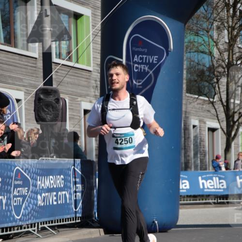 06.04.2025 - 44. Internationalen Wilhelmsburger Insellauf A. Gomolzig http://msf.ph/oto/7578381 06.04.2025 10:28:34 Ziel 4250, 4263, 4454 meine-sportfotos.de