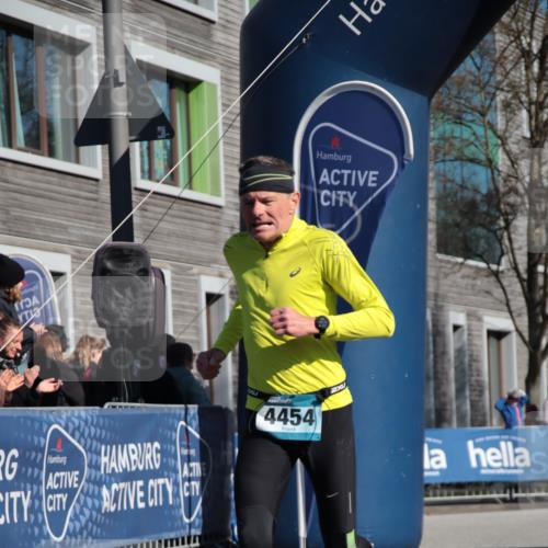 06.04.2025 - 44. Internationalen Wilhelmsburger Insellauf A. Gomolzig http://msf.ph/oto/7578400 06.04.2025 10:28:29 Ziel 4174, 4250, 4263, 4454 meine-sportfotos.de