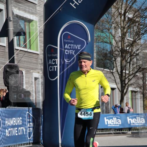 06.04.2025 - 44. Internationalen Wilhelmsburger Insellauf A. Gomolzig http://msf.ph/oto/7578410 06.04.2025 10:28:29 Ziel 4174, 4250, 4263, 4454 meine-sportfotos.de