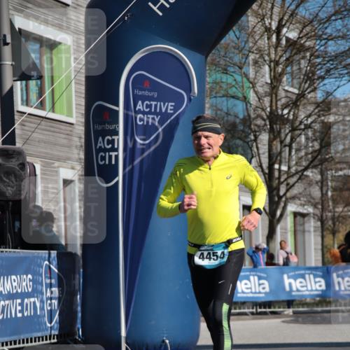 06.04.2025 - 44. Internationalen Wilhelmsburger Insellauf A. Gomolzig http://msf.ph/oto/7578414 06.04.2025 10:28:29 Ziel 4174, 4250, 4263, 4454 meine-sportfotos.de