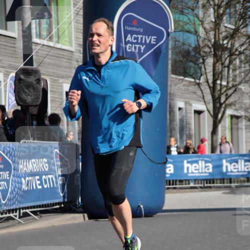 06.04.2025 - 44. Internationalen Wilhelmsburger Insellauf A. Gomolzig http://msf.ph/oto/7578661 06.04.2025 10:27:26 Ziel 3651, 4207, 4252 meine-sportfotos.de