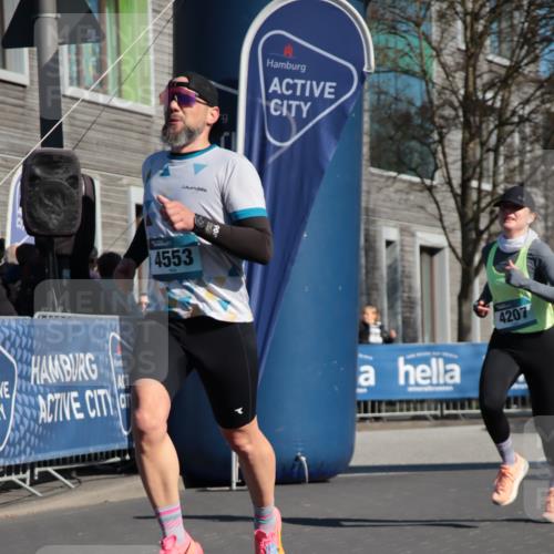 06.04.2025 - 44. Internationalen Wilhelmsburger Insellauf A. Gomolzig http://msf.ph/oto/7578693 06.04.2025 10:27:20 Ziel 3181, 3344, 4207, 4252, 4553 meine-sportfotos.de