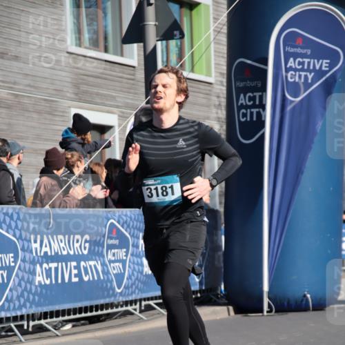 06.04.2025 - 44. Internationalen Wilhelmsburger Insellauf A. Gomolzig http://msf.ph/oto/7578736 06.04.2025 10:27:17 Ziel 3181, 3344, 4203, 4207, 4259, 4553 meine-sportfotos.de