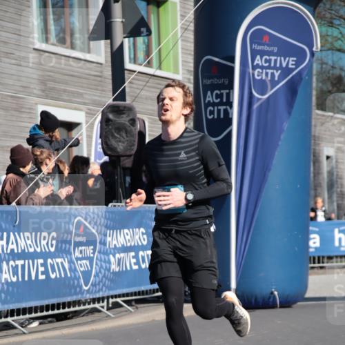 06.04.2025 - 44. Internationalen Wilhelmsburger Insellauf A. Gomolzig http://msf.ph/oto/7578742 06.04.2025 10:27:17 Ziel 3181, 3344, 4203, 4207, 4259, 4553 meine-sportfotos.de