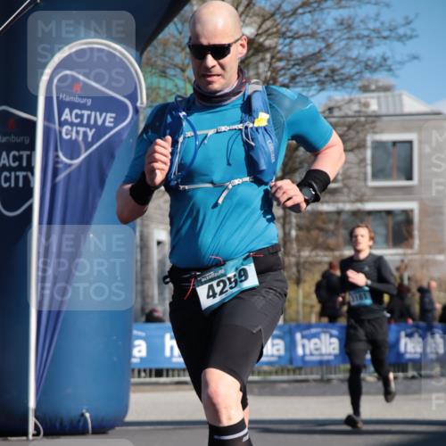 06.04.2025 - 44. Internationalen Wilhelmsburger Insellauf A. Gomolzig http://msf.ph/oto/7578755 06.04.2025 10:27:15 Ziel 3181, 3344, 3610, 4203, 4207, 4259, 4553 meine-sportfotos.de