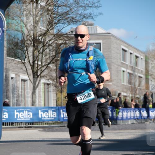 06.04.2025 - 44. Internationalen Wilhelmsburger Insellauf A. Gomolzig http://msf.ph/oto/7578770 06.04.2025 10:27:14 Ziel 3181, 3343, 3344, 3610, 4203, 4259, 4553 meine-sportfotos.de