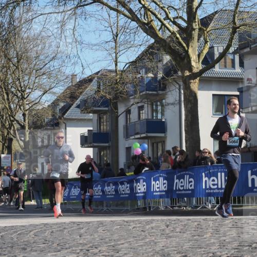 06.04.2025 - 44. Internationalen Wilhelmsburger Insellauf Luisa Fischer http://msf.ph/oto/7578898 06.04.2025 10:44:03 Ziel 5064, 3232, 3057, 19 meine-sportfotos.de