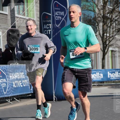 06.04.2025 - 44. Internationalen Wilhelmsburger Insellauf A. Gomolzig http://msf.ph/oto/7579001 06.04.2025 10:26:47 Ziel 3099, 4327, 4516, 5076 meine-sportfotos.de