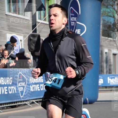 06.04.2025 - 44. Internationalen Wilhelmsburger Insellauf A. Gomolzig http://msf.ph/oto/7579183 06.04.2025 10:26:06 Ziel 3195, 3250, 3541 meine-sportfotos.de