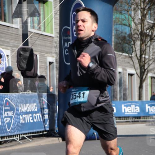 06.04.2025 - 44. Internationalen Wilhelmsburger Insellauf A. Gomolzig http://msf.ph/oto/7579188 06.04.2025 10:26:06 Ziel 3195, 3250, 3541 meine-sportfotos.de