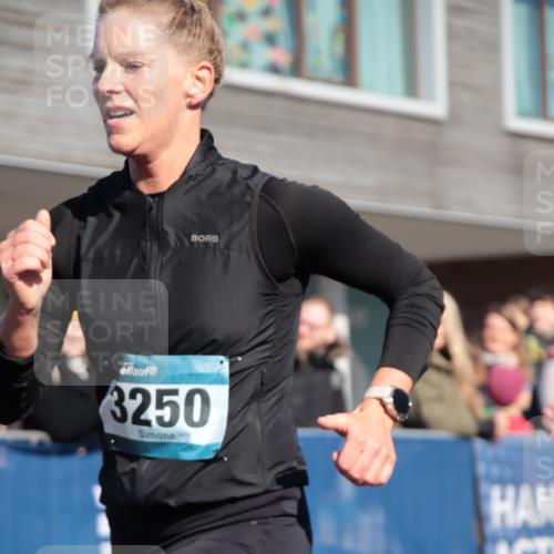 06.04.2025 - 44. Internationalen Wilhelmsburger Insellauf A. Gomolzig http://msf.ph/oto/7579191 06.04.2025 10:26:03 Ziel 3195, 3250, 3541 meine-sportfotos.de
