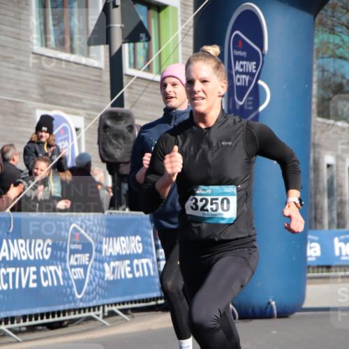 06.04.2025 - 44. Internationalen Wilhelmsburger Insellauf A. Gomolzig http://msf.ph/oto/7579203 06.04.2025 10:26:02 Ziel 3195, 3250, 3541 meine-sportfotos.de