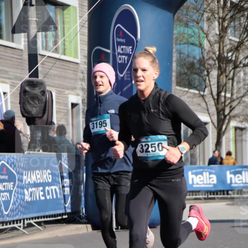 06.04.2025 - 44. Internationalen Wilhelmsburger Insellauf A. Gomolzig http://msf.ph/oto/7579210 06.04.2025 10:26:02 Ziel 3195, 3250, 3541 meine-sportfotos.de