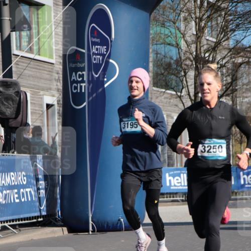 06.04.2025 - 44. Internationalen Wilhelmsburger Insellauf A. Gomolzig http://msf.ph/oto/7579221 06.04.2025 10:26:02 Ziel 3195, 3250, 3541 meine-sportfotos.de