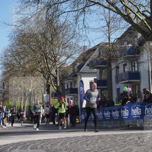 06.04.2025 - 44. Internationalen Wilhelmsburger Insellauf Luisa Fischer http://msf.ph/oto/7579228 06.04.2025 10:44:18 Ziel 3031, 3030, 4549 meine-sportfotos.de