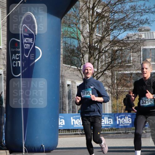 06.04.2025 - 44. Internationalen Wilhelmsburger Insellauf A. Gomolzig http://msf.ph/oto/7579237 06.04.2025 10:26:01 Ziel 3195, 3250, 3541 meine-sportfotos.de