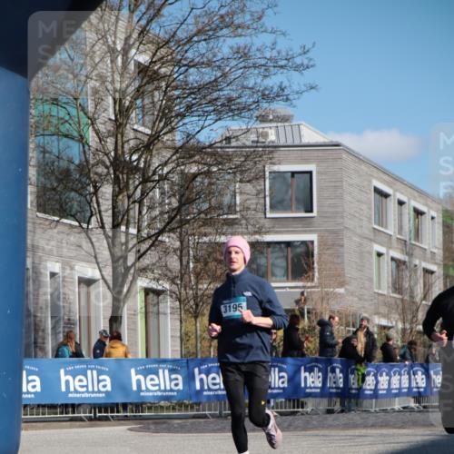 06.04.2025 - 44. Internationalen Wilhelmsburger Insellauf A. Gomolzig http://msf.ph/oto/7579264 06.04.2025 10:26:01 Ziel 3195, 3250, 3541 meine-sportfotos.de
