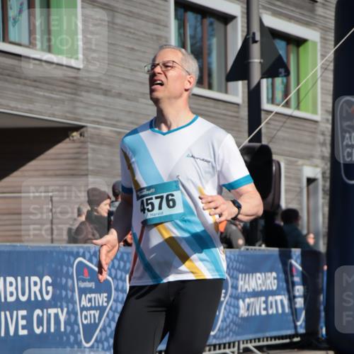 06.04.2025 - 44. Internationalen Wilhelmsburger Insellauf A. Gomolzig http://msf.ph/oto/7579410 06.04.2025 10:25:15 Ziel 3591, 4428, 4576 meine-sportfotos.de