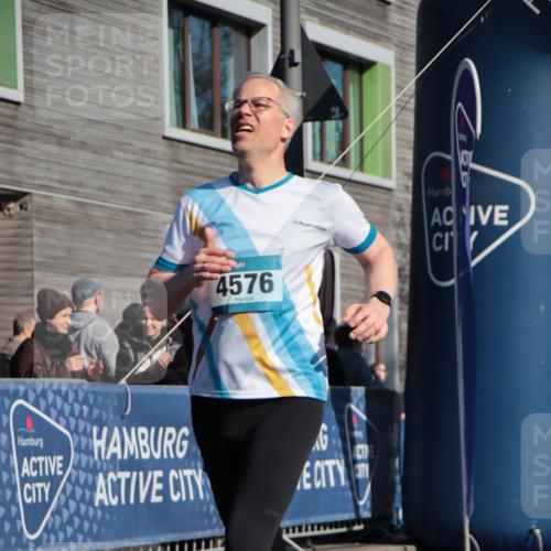 06.04.2025 - 44. Internationalen Wilhelmsburger Insellauf A. Gomolzig http://msf.ph/oto/7579414 06.04.2025 10:25:15 Ziel 3591, 4428, 4576 meine-sportfotos.de