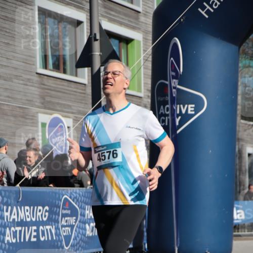 06.04.2025 - 44. Internationalen Wilhelmsburger Insellauf A. Gomolzig http://msf.ph/oto/7579420 06.04.2025 10:25:15 Ziel 3591, 4428, 4576 meine-sportfotos.de