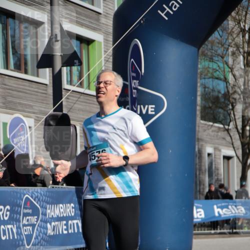 06.04.2025 - 44. Internationalen Wilhelmsburger Insellauf A. Gomolzig http://msf.ph/oto/7579424 06.04.2025 10:25:15 Ziel 3591, 4428, 4576 meine-sportfotos.de