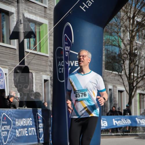 06.04.2025 - 44. Internationalen Wilhelmsburger Insellauf A. Gomolzig http://msf.ph/oto/7579429 06.04.2025 10:25:14 Ziel 3591, 4428, 4576 meine-sportfotos.de