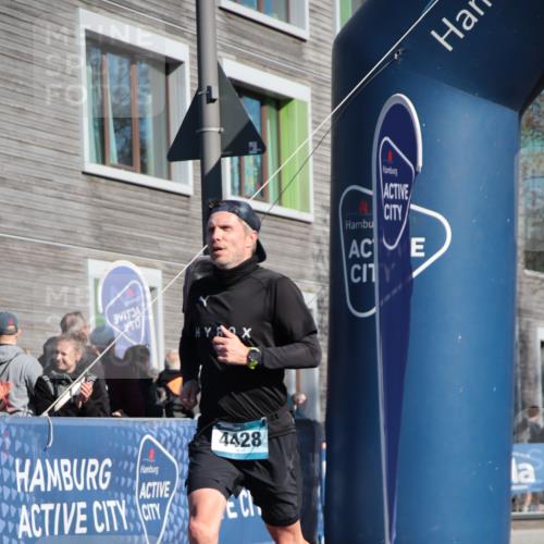 06.04.2025 - 44. Internationalen Wilhelmsburger Insellauf A. Gomolzig http://msf.ph/oto/7579435 06.04.2025 10:25:14 Ziel 3591, 4428, 4576 meine-sportfotos.de