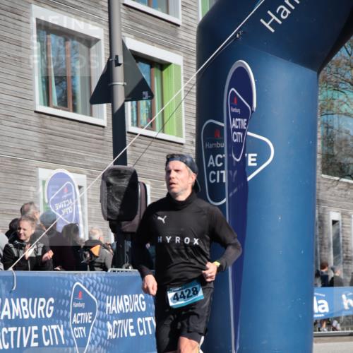 06.04.2025 - 44. Internationalen Wilhelmsburger Insellauf A. Gomolzig http://msf.ph/oto/7579436 06.04.2025 10:25:13 Ziel 3591, 4428, 4576 meine-sportfotos.de