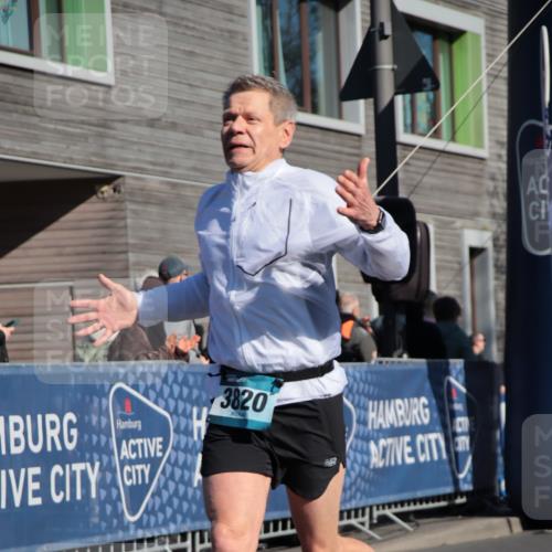 06.04.2025 - 44. Internationalen Wilhelmsburger Insellauf A. Gomolzig http://msf.ph/oto/7579471 06.04.2025 10:25:05 Ziel 3820 meine-sportfotos.de