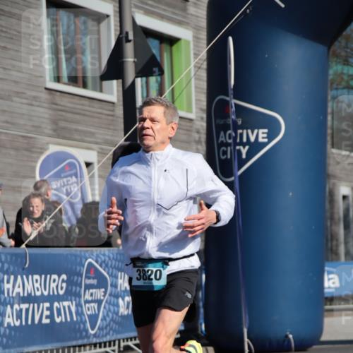 06.04.2025 - 44. Internationalen Wilhelmsburger Insellauf A. Gomolzig http://msf.ph/oto/7579485 06.04.2025 10:25:05 Ziel 3820 meine-sportfotos.de