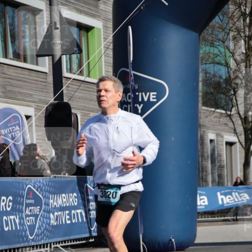 06.04.2025 - 44. Internationalen Wilhelmsburger Insellauf A. Gomolzig http://msf.ph/oto/7579491 06.04.2025 10:25:05 Ziel 3820 meine-sportfotos.de